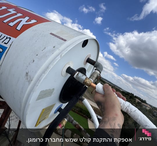 התקנת דוד שמש על גג עם שמיים כחולים
